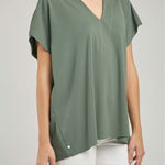 CAMISETA SIN RUEDO MANGA RODADA CUELLO V