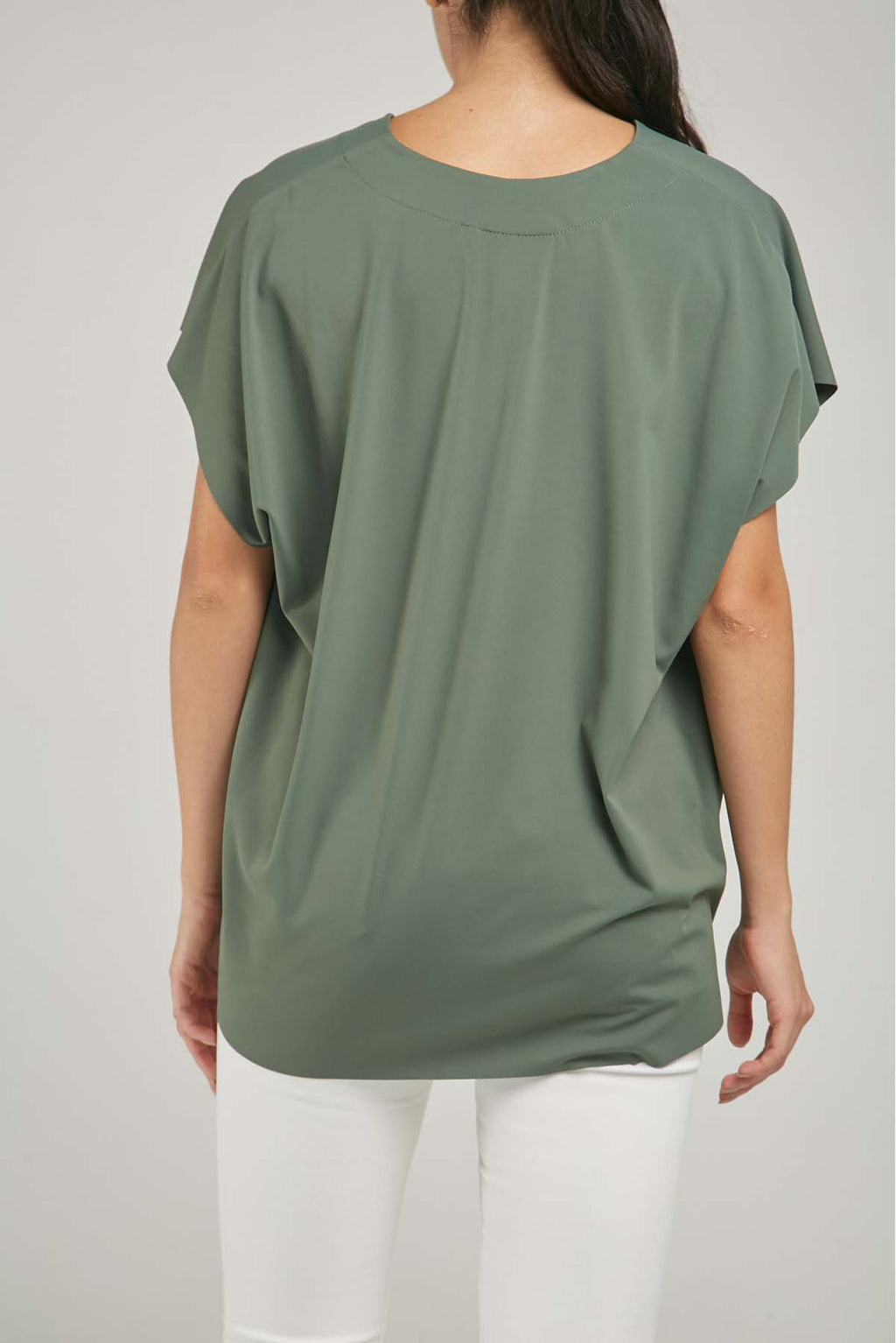 CAMISETA SIN RUEDO MANGA RODADA CUELLO V