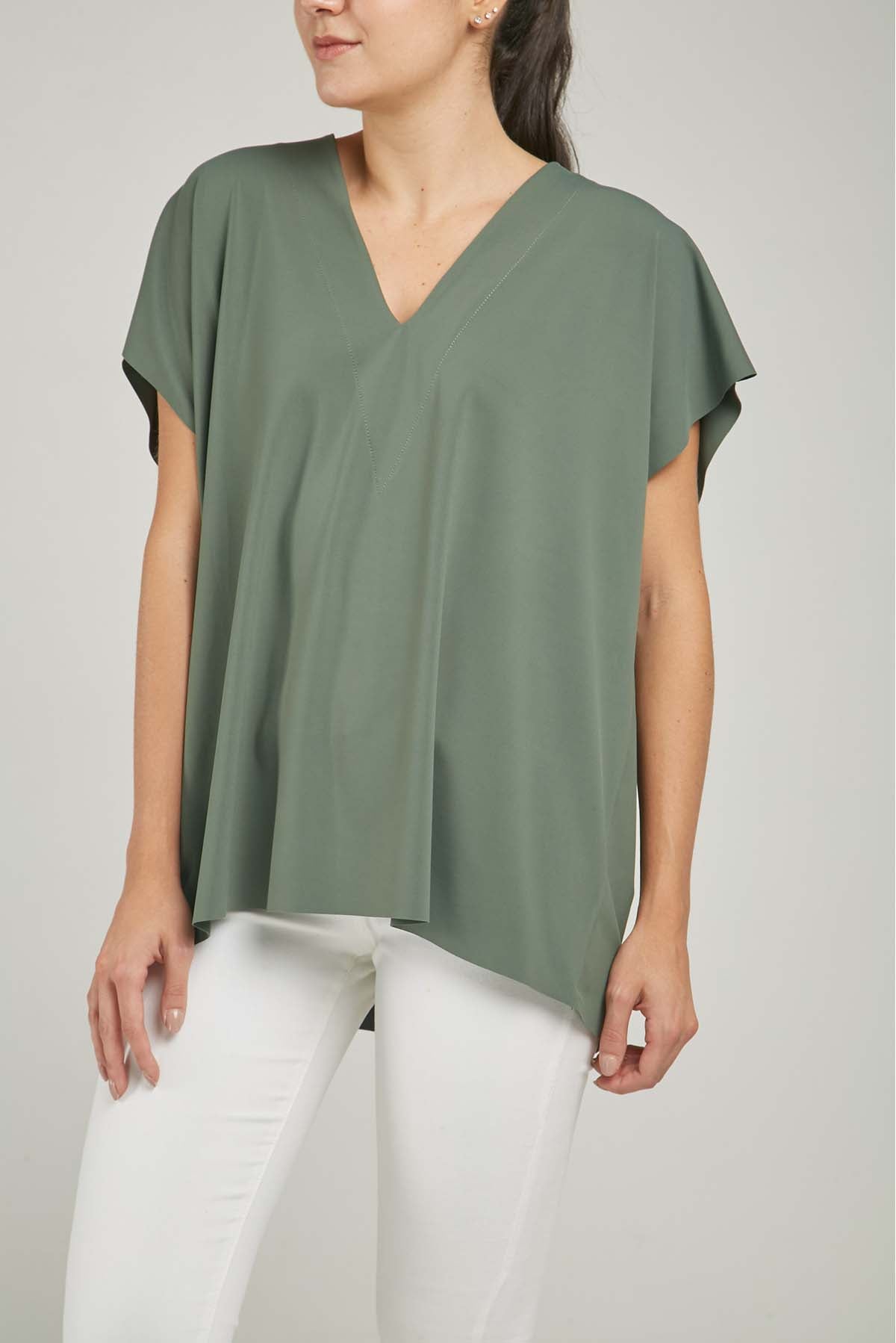 CAMISETA SIN RUEDO MANGA RODADA CUELLO V