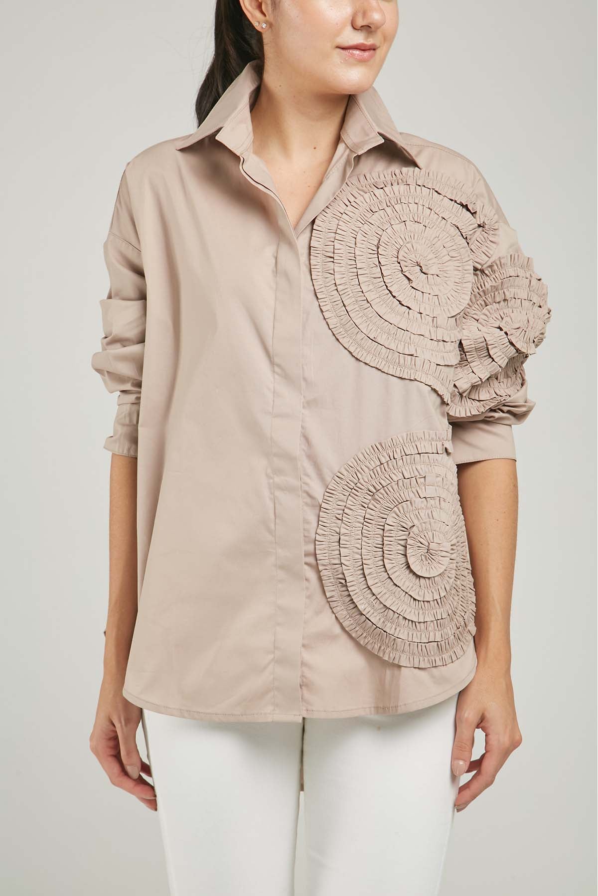 CAMISA REPUJADA CARACOL LADO IZQUIERDO CUELLO CAMISERO MANGA LARGA