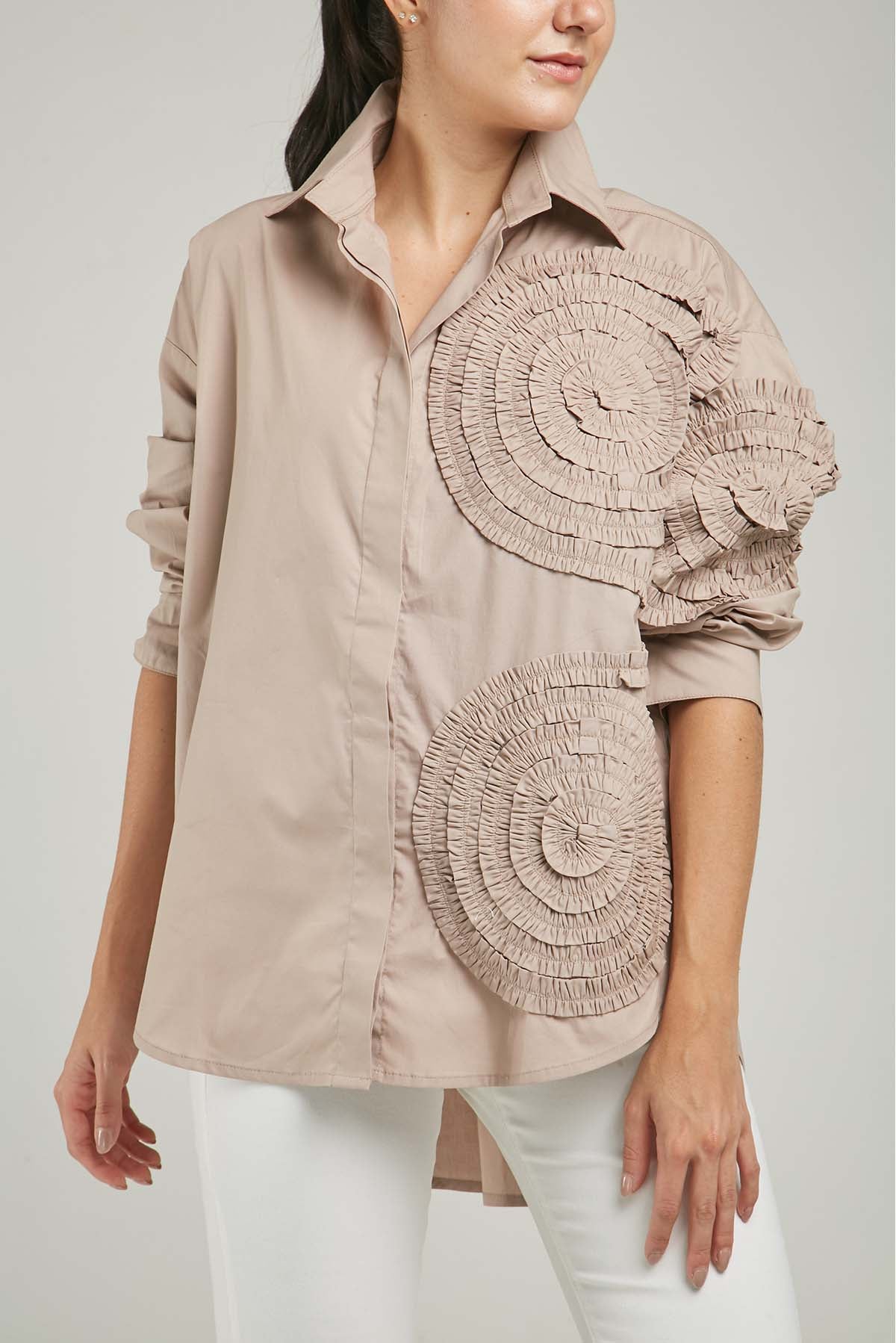 CAMISA REPUJADA CARACOL LADO IZQUIERDO CUELLO CAMISERO MANGA LARGA