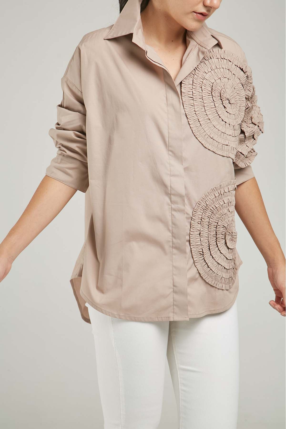 CAMISA REPUJADA CARACOL LADO IZQUIERDO CUELLO CAMISERO MANGA LARGA