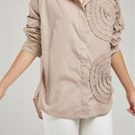 CAMISA REPUJADA CARACOL LADO IZQUIERDO CUELLO CAMISERO MANGA LARGA