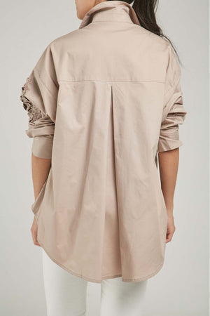 CAMISA REPUJADA CARACOL LADO IZQUIERDO CUELLO CAMISERO MANGA LARGA