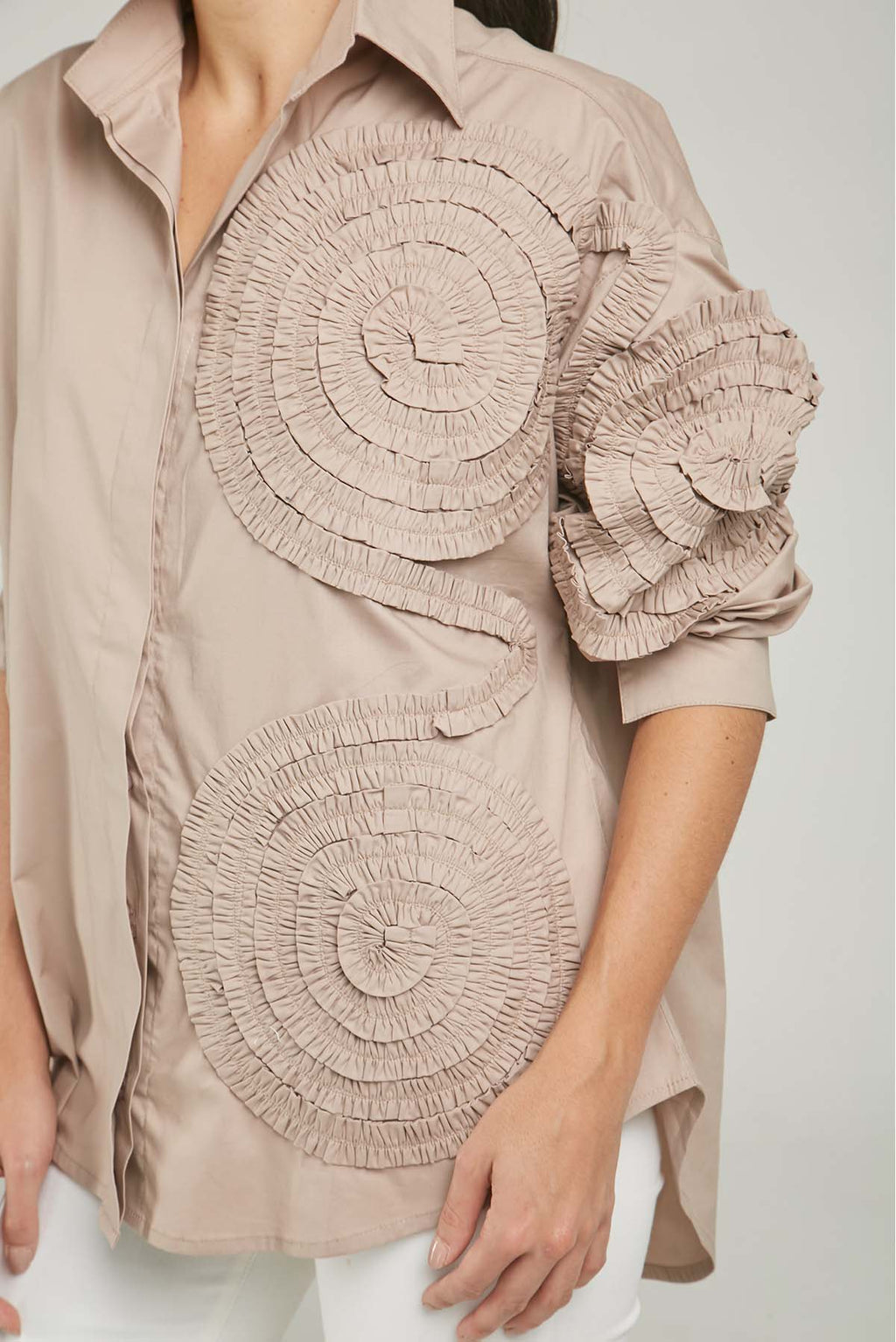 CAMISA REPUJADA CARACOL LADO IZQUIERDO CUELLO CAMISERO MANGA LARGA