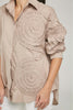 CAMISA REPUJADA CARACOL LADO IZQUIERDO CUELLO CAMISERO MANGA LARGA