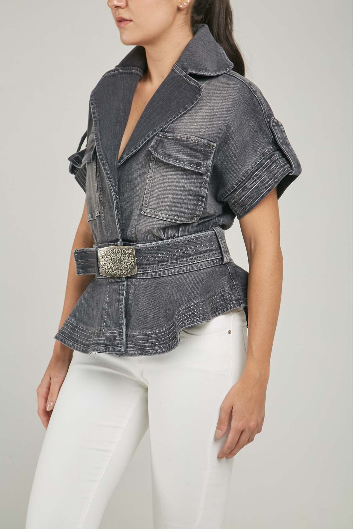 CHALECO JEAN UN BOTON M/R BOLSILLO TAPAS PESPUNTE RUEDO