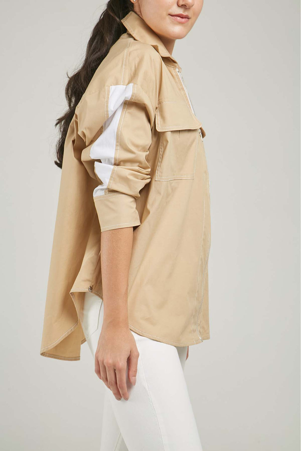 CHAQUETA BOLSILLO TAPA PERILLA CIERRE  LISTAS BLACAS MANGA