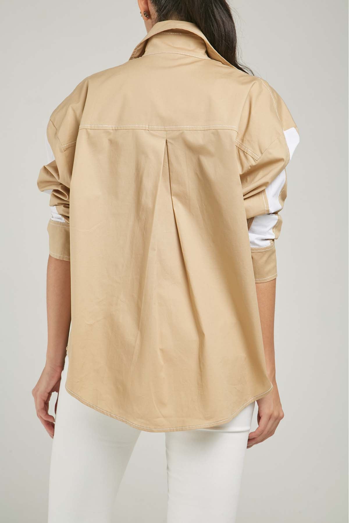 CHAQUETA BOLSILLO TAPA PERILLA CIERRE  LISTAS BLACAS MANGA