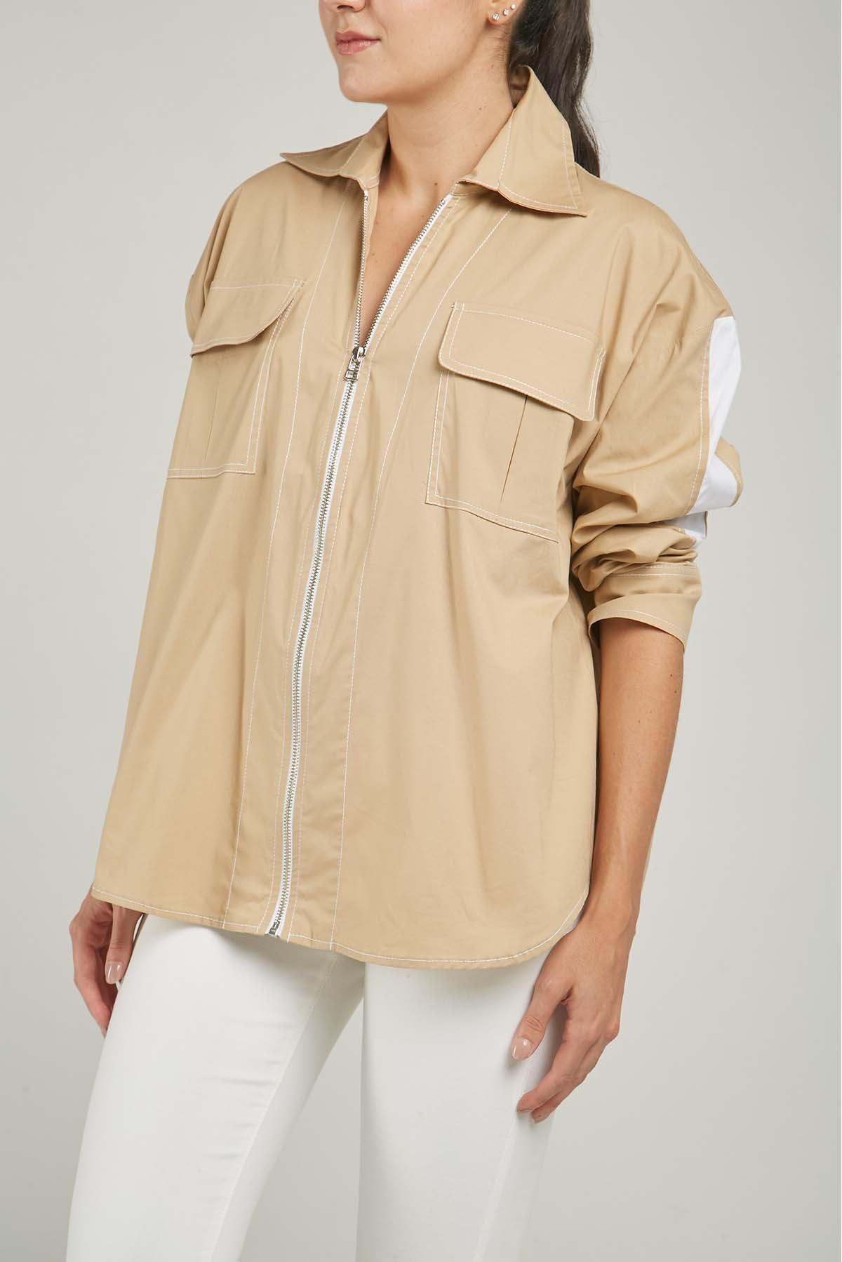 CHAQUETA BOLSILLO TAPA PERILLA CIERRE  LISTAS BLACAS MANGA