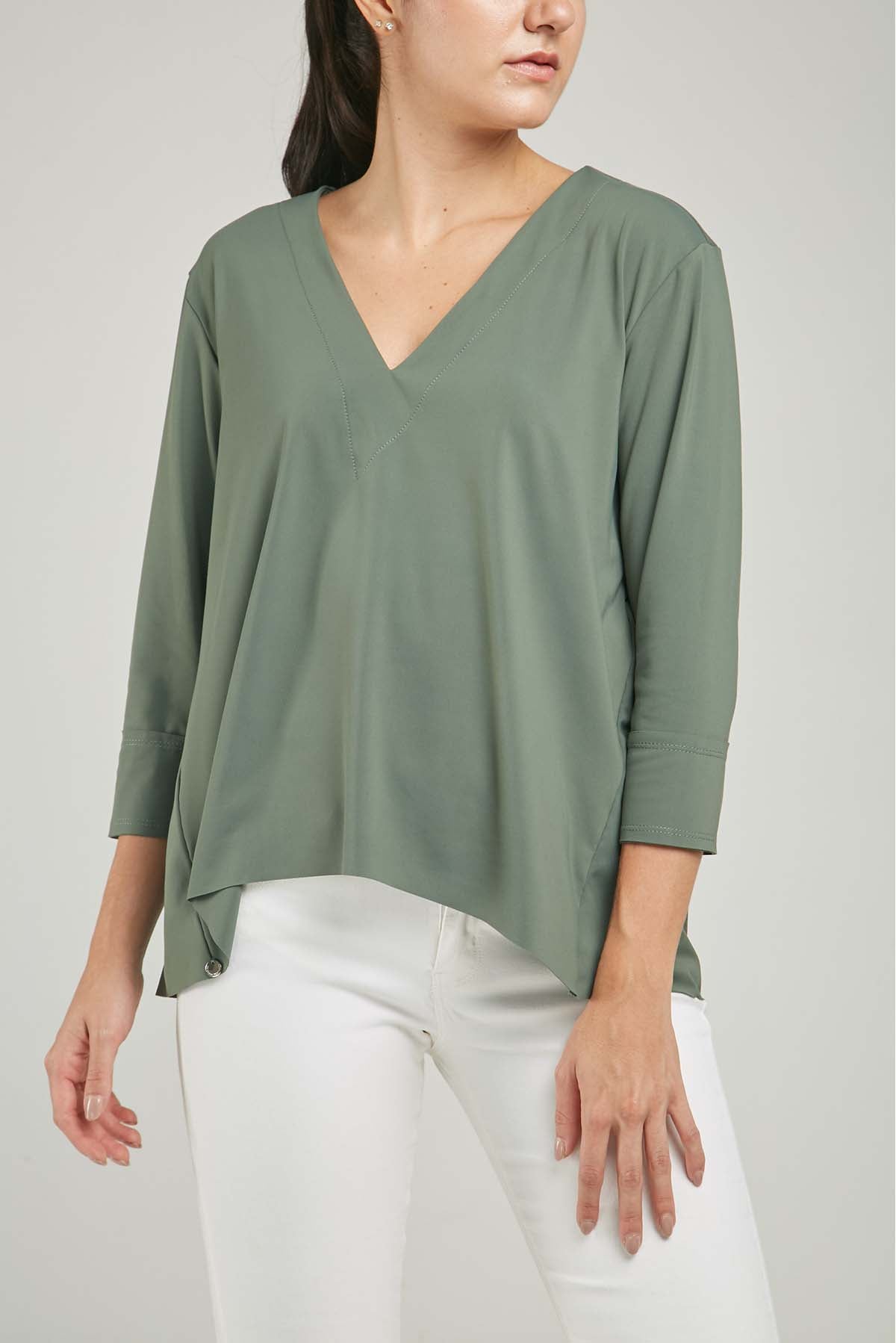 CAMISETA PUÑO CORTE LASER CUELLO V SIN RUEDO