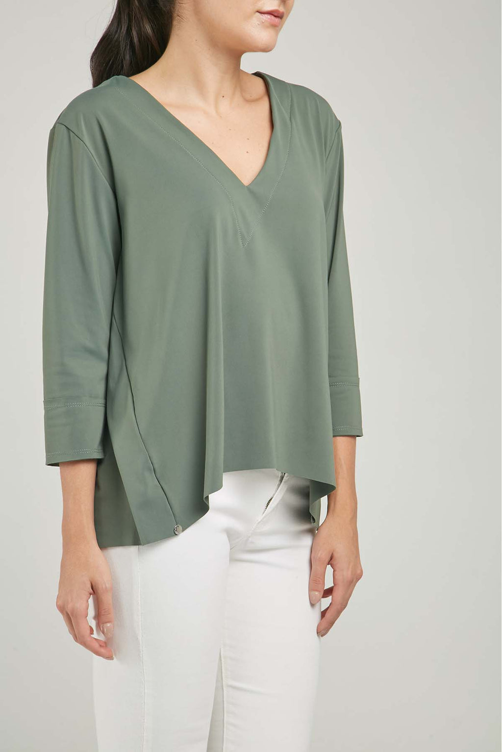 CAMISETA PUÑO CORTE LASER CUELLO V SIN RUEDO