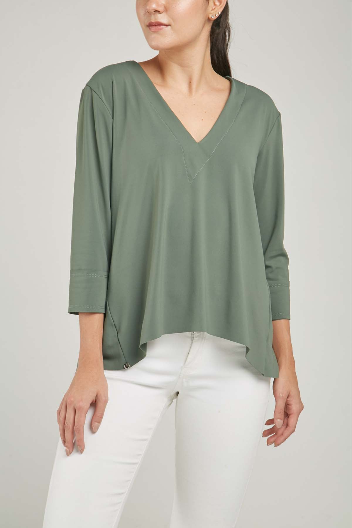 CAMISETA PUÑO CORTE LASER CUELLO V SIN RUEDO