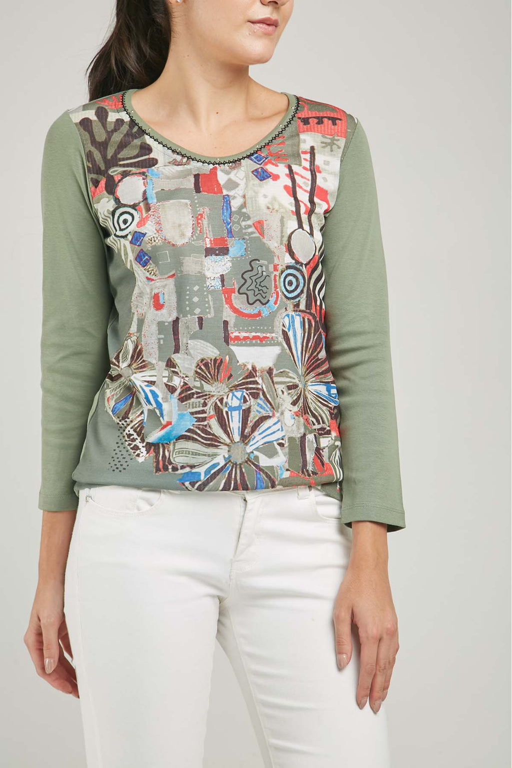 CAMISETA ESTAMPADA ARABESCO ADELANTE  CUELLO CHISP ML