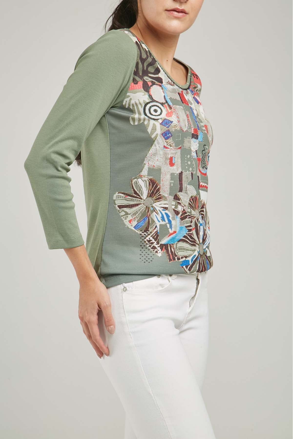 CAMISETA ESTAMPADA ARABESCO ADELANTE  CUELLO CHISP ML