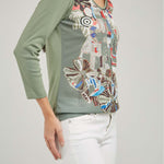 CAMISETA ESTAMPADA ARABESCO ADELANTE  CUELLO CHISP ML