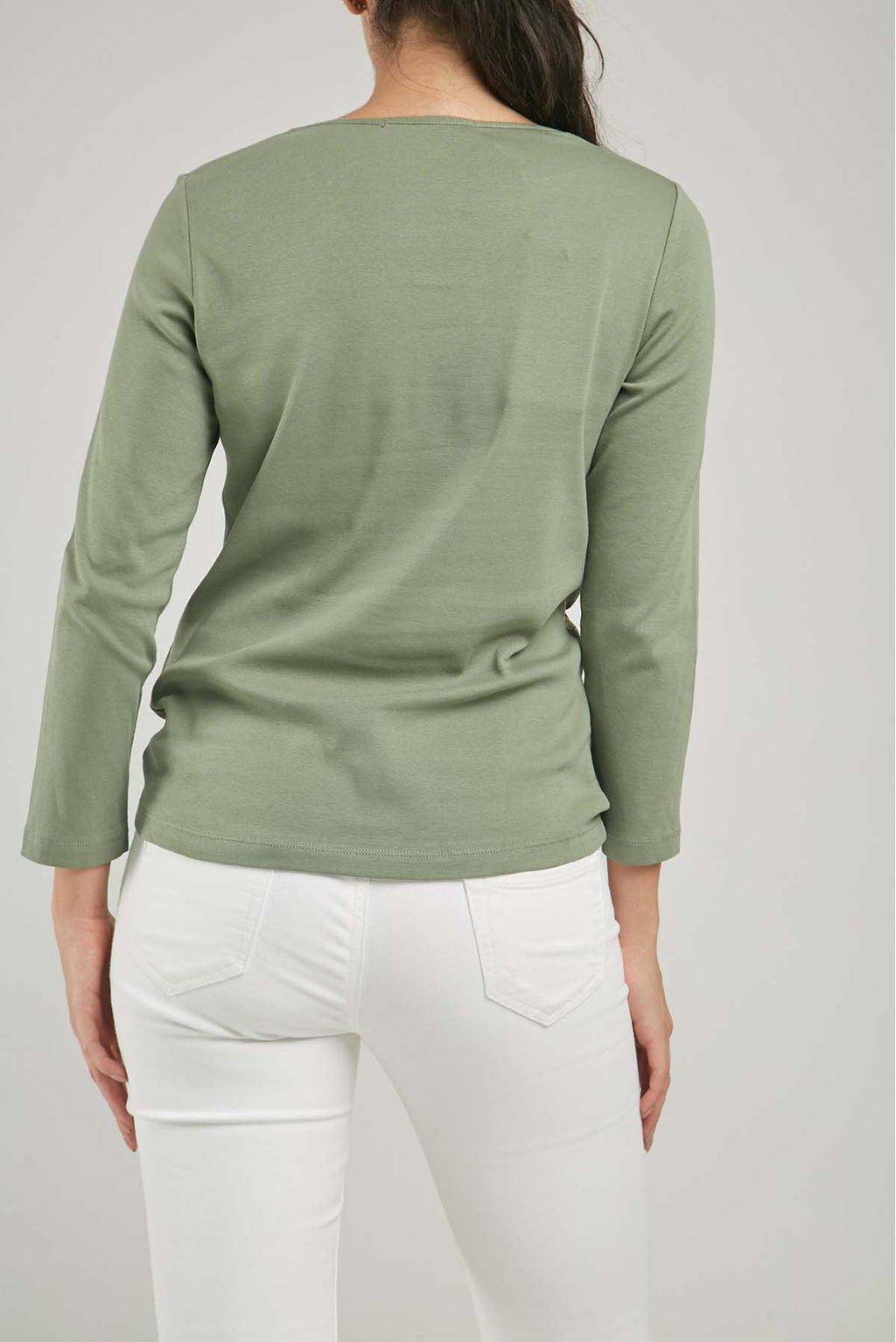 CAMISETA ESTAMPADA ARABESCO ADELANTE  CUELLO CHISP ML