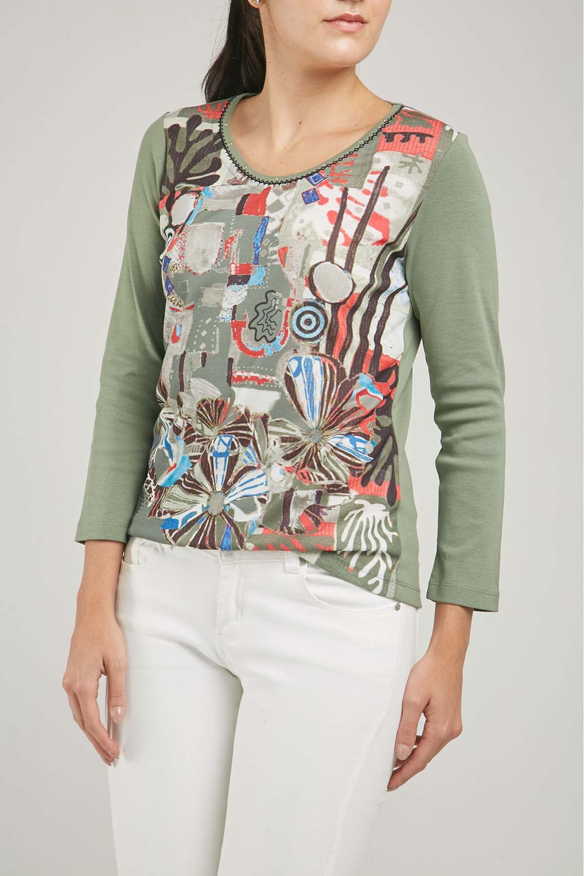 CAMISETA ESTAMPADA ARABESCO ADELANTE  CUELLO CHISP ML