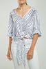 BLUSA ESTAMP ONDAS AMARRAR ADELANTE CHARRETERA MANG CV
