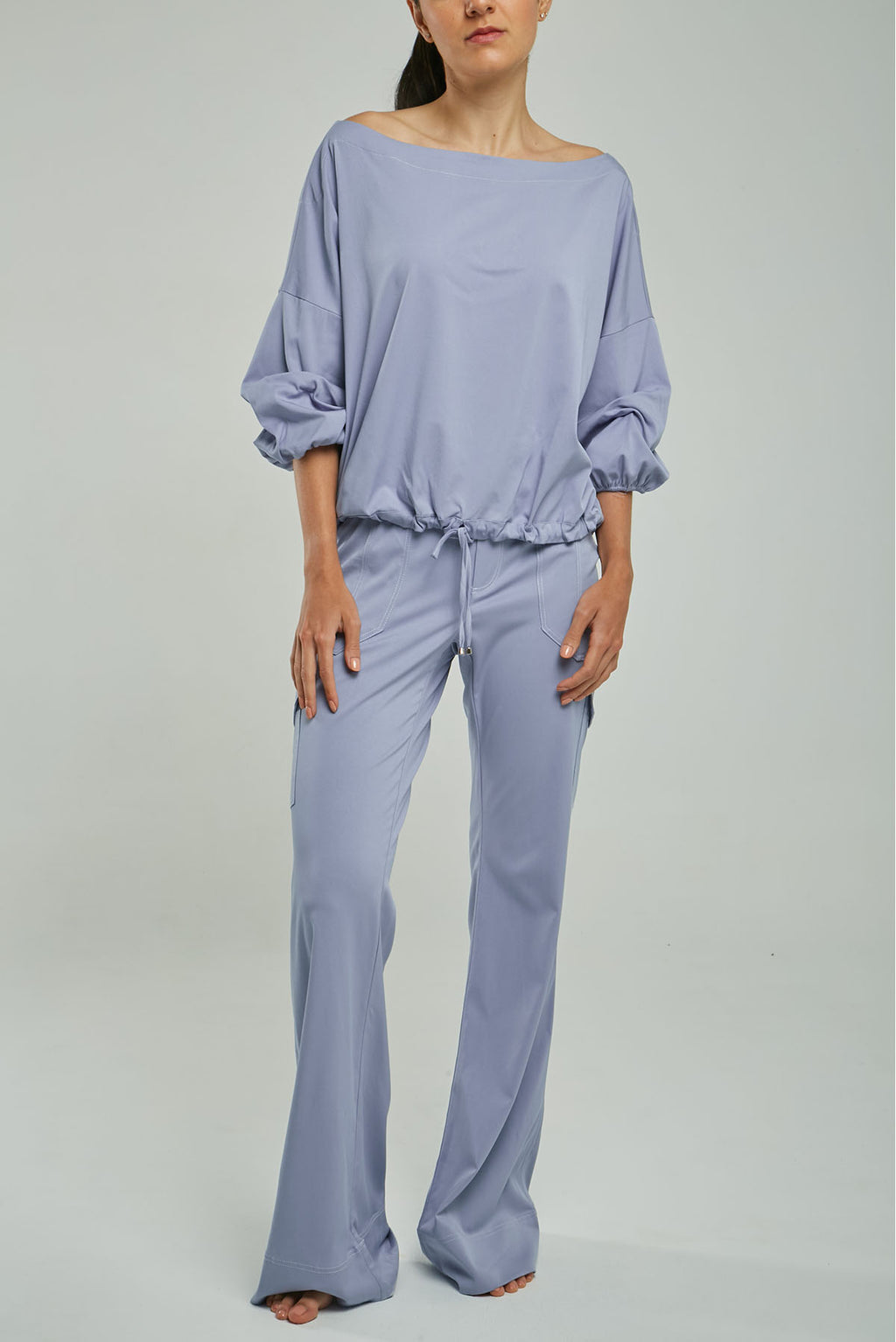 PANTALÓN BOLSILLOS TAPAS LADO BOLSILLO CUADRADO PESPUNTES