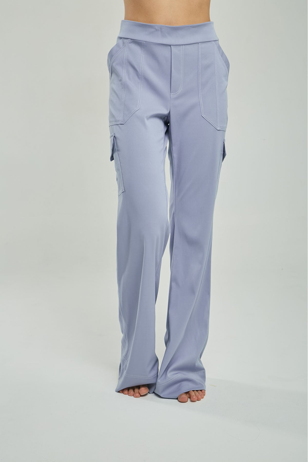 PANTALÓN BOLSILLOS TAPAS LADO BOLSILLO CUADRADO PESPUNTES