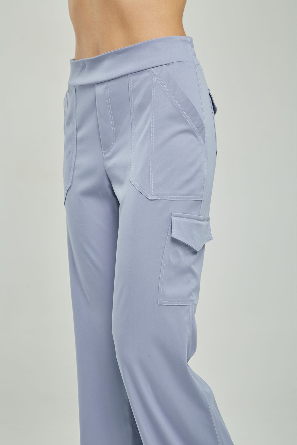 PANTALÓN BOLSILLOS TAPAS LADO BOLSILLO CUADRADO PESPUNTES