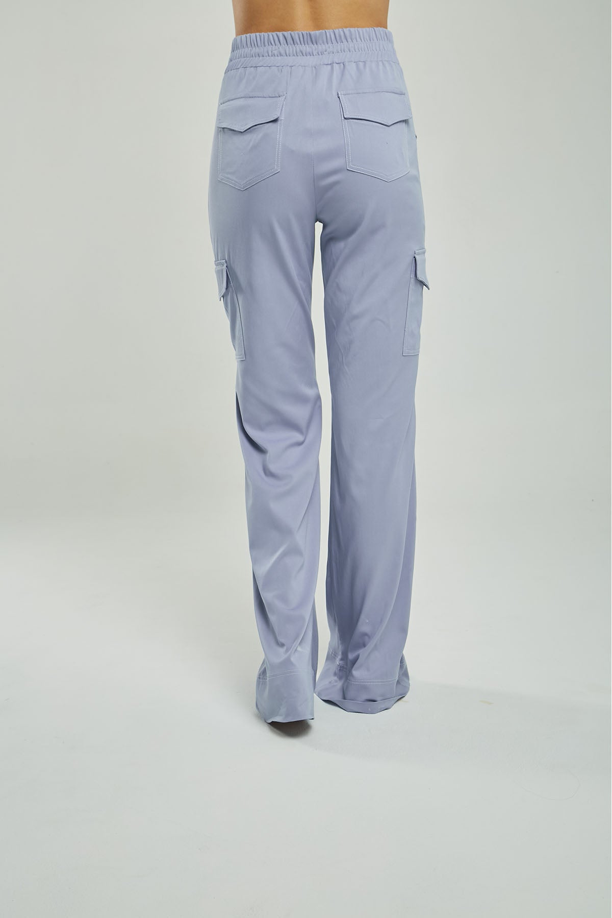 PANTALÓN BOLSILLOS TAPAS LADO BOLSILLO CUADRADO PESPUNTES