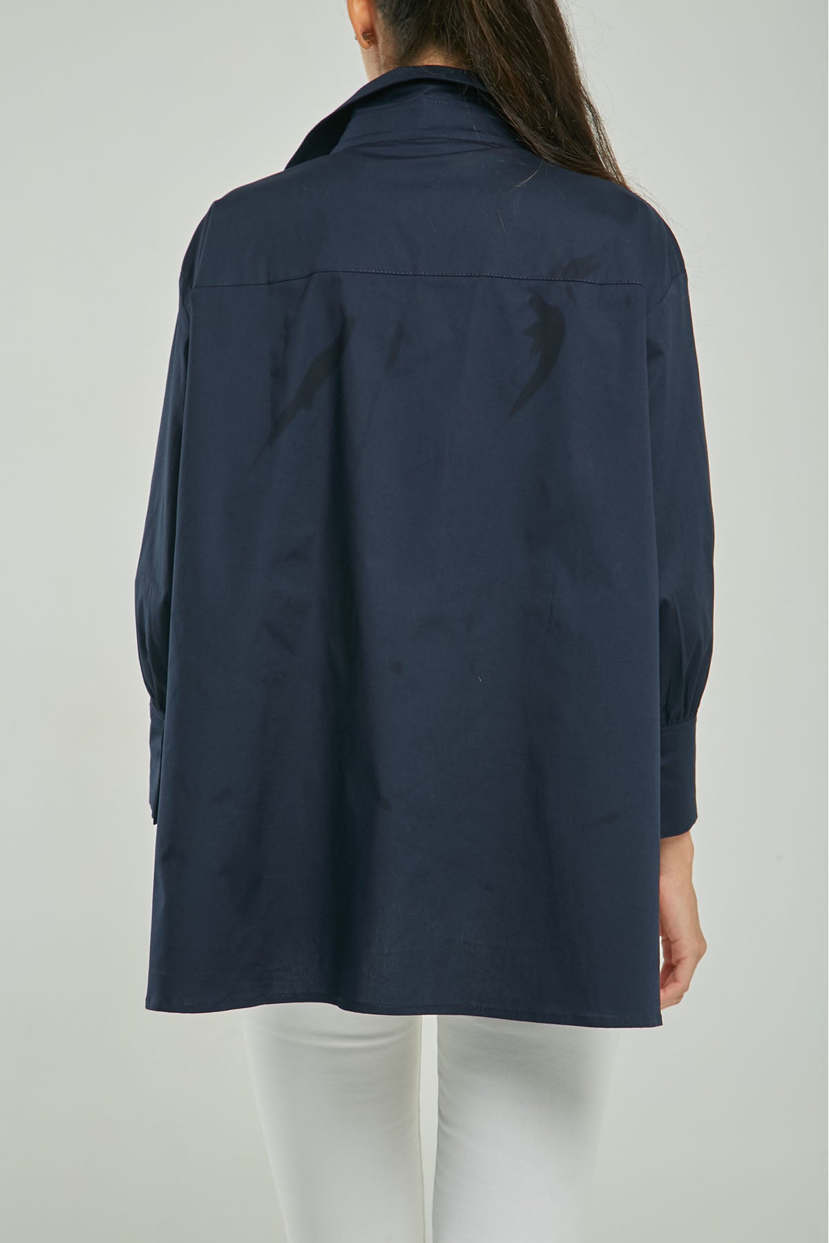 BLUSA ANCHA IMITACIÓN PERILLA DOBLE RUEDO ADELANTE