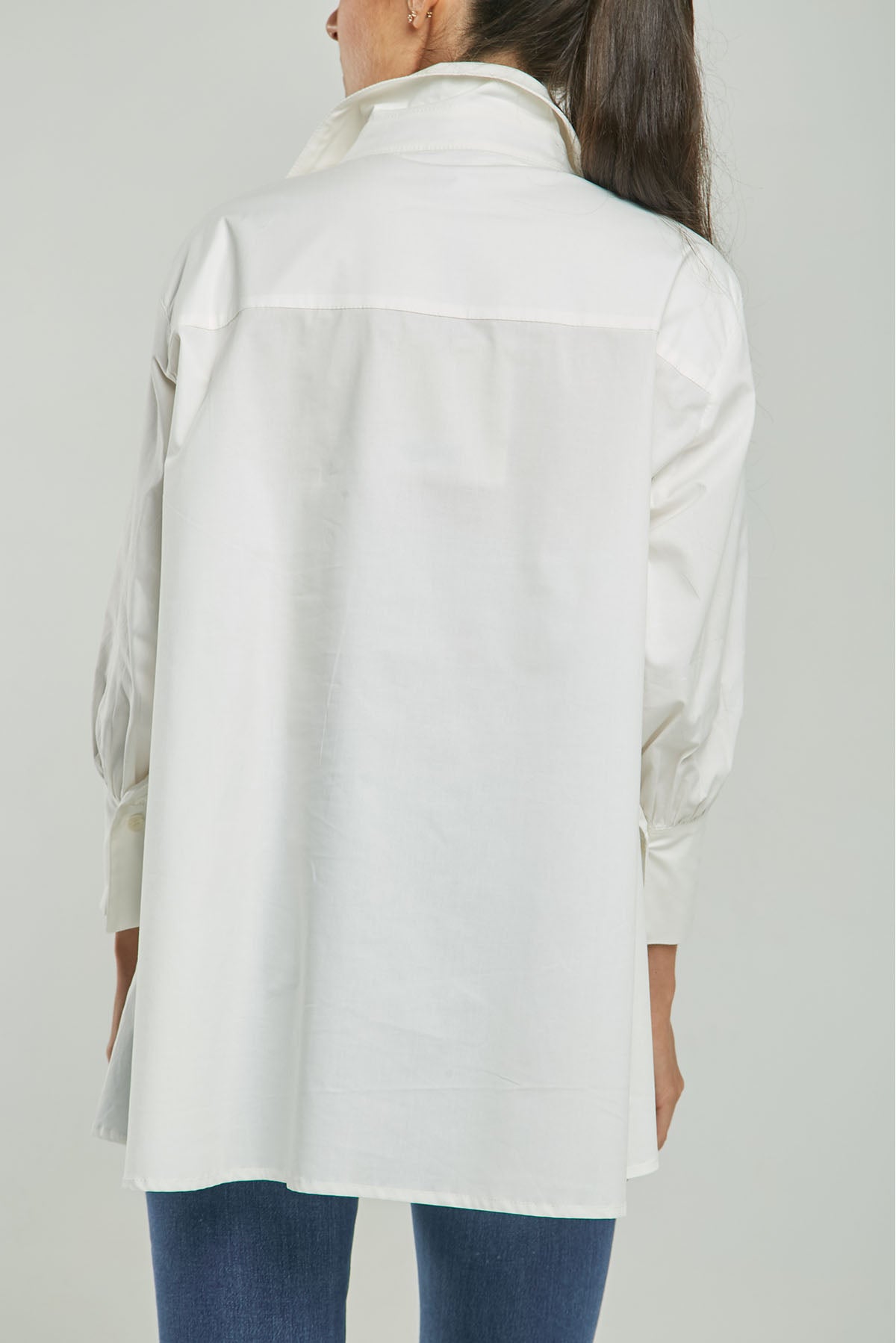 BLUSA ANCHA IMITACIÓN PERILLA DOBLE RUEDO ADELANTE