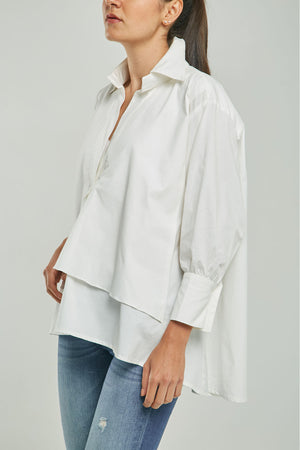 BLUSA ANCHA IMITACIÓN PERILLA DOBLE RUEDO ADELANTE