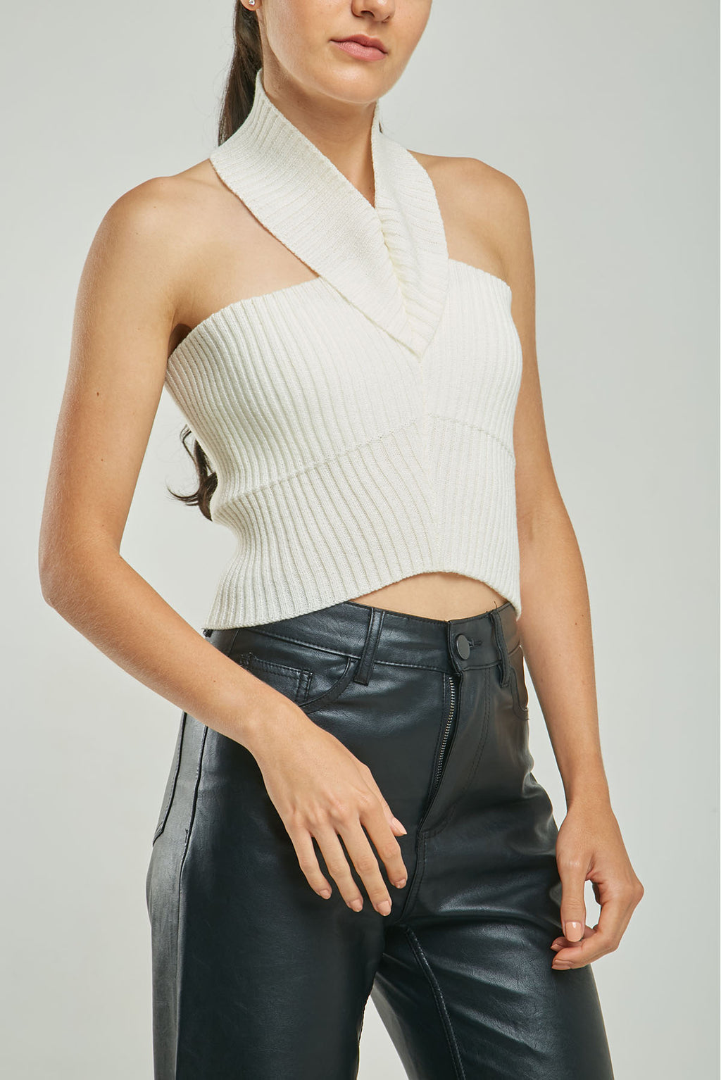 CROP TOP TEJIDO ACANALADO CUELLO ARGOLLA
