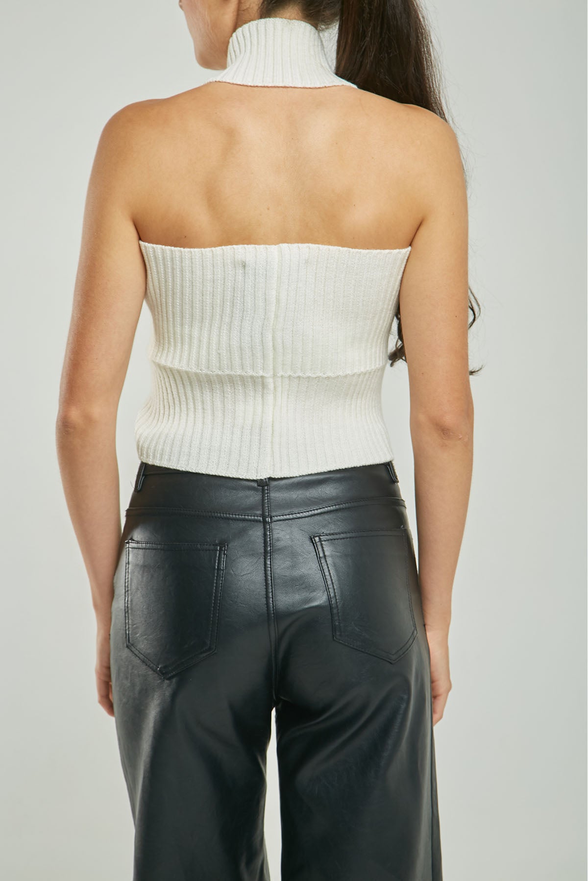 CROP TOP TEJIDO ACANALADO CUELLO ARGOLLA