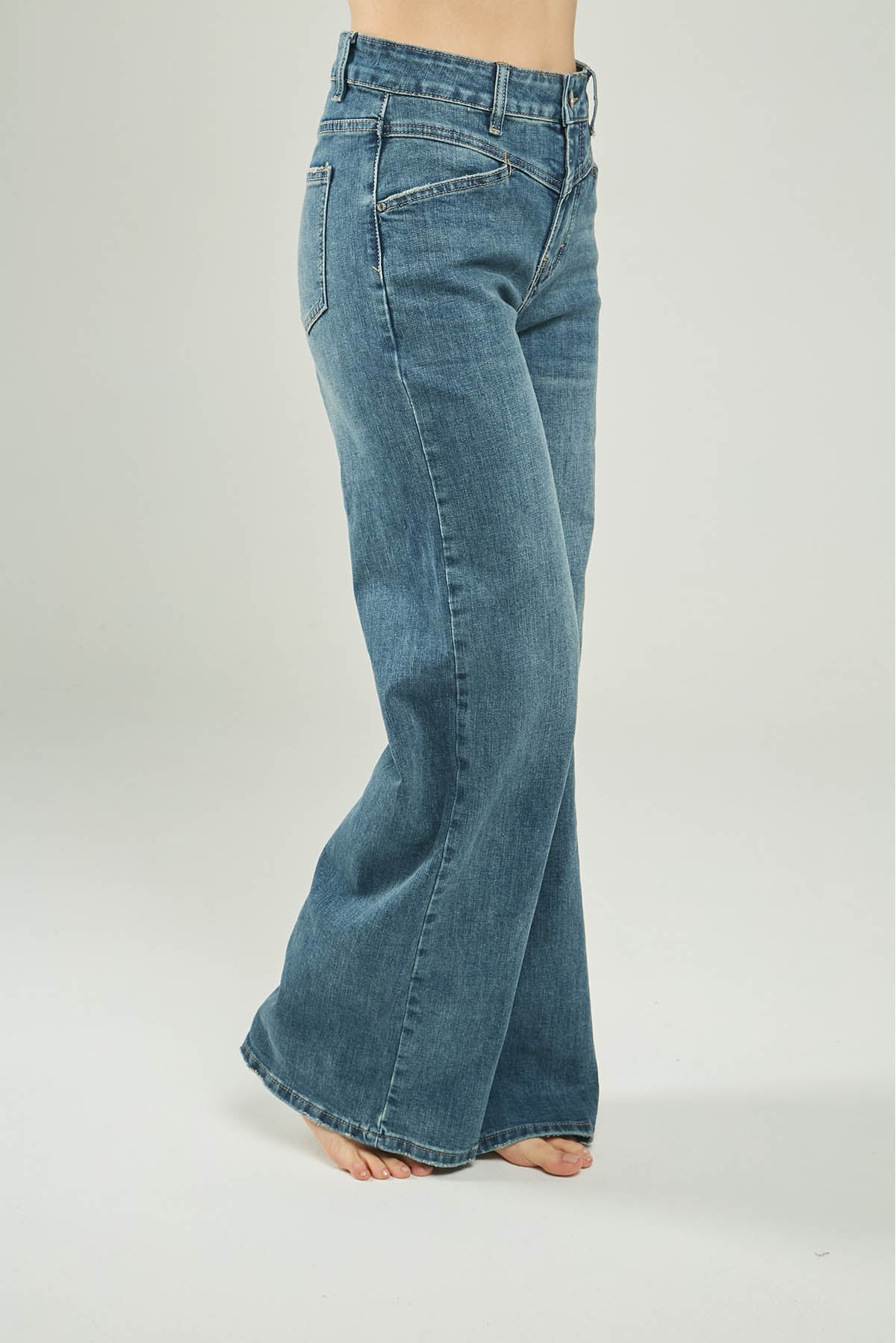 PANTALON JEAN PRETINA  EN PICO BOTA ANCHA PERILLA