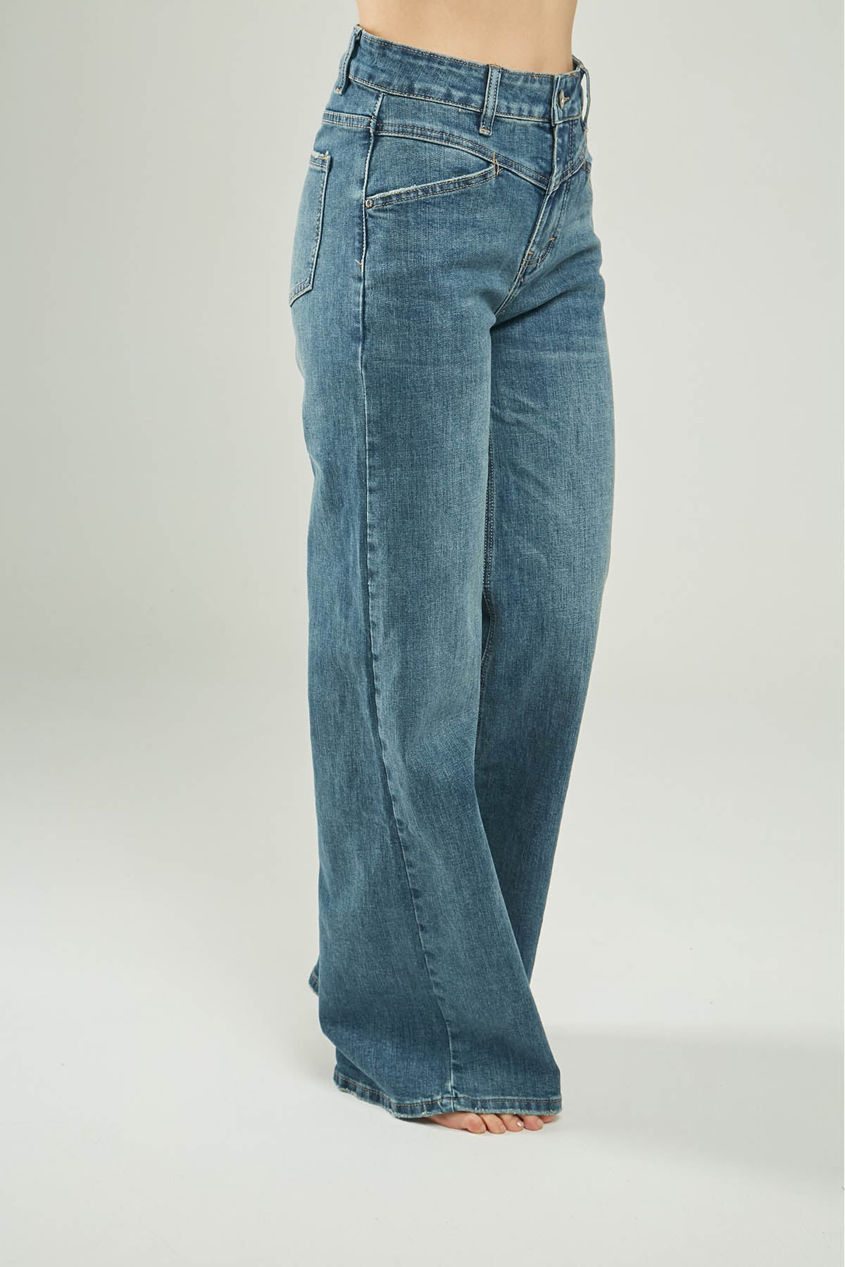 PANTALON JEAN PRETINA  EN PICO BOTA ANCHA PERILLA