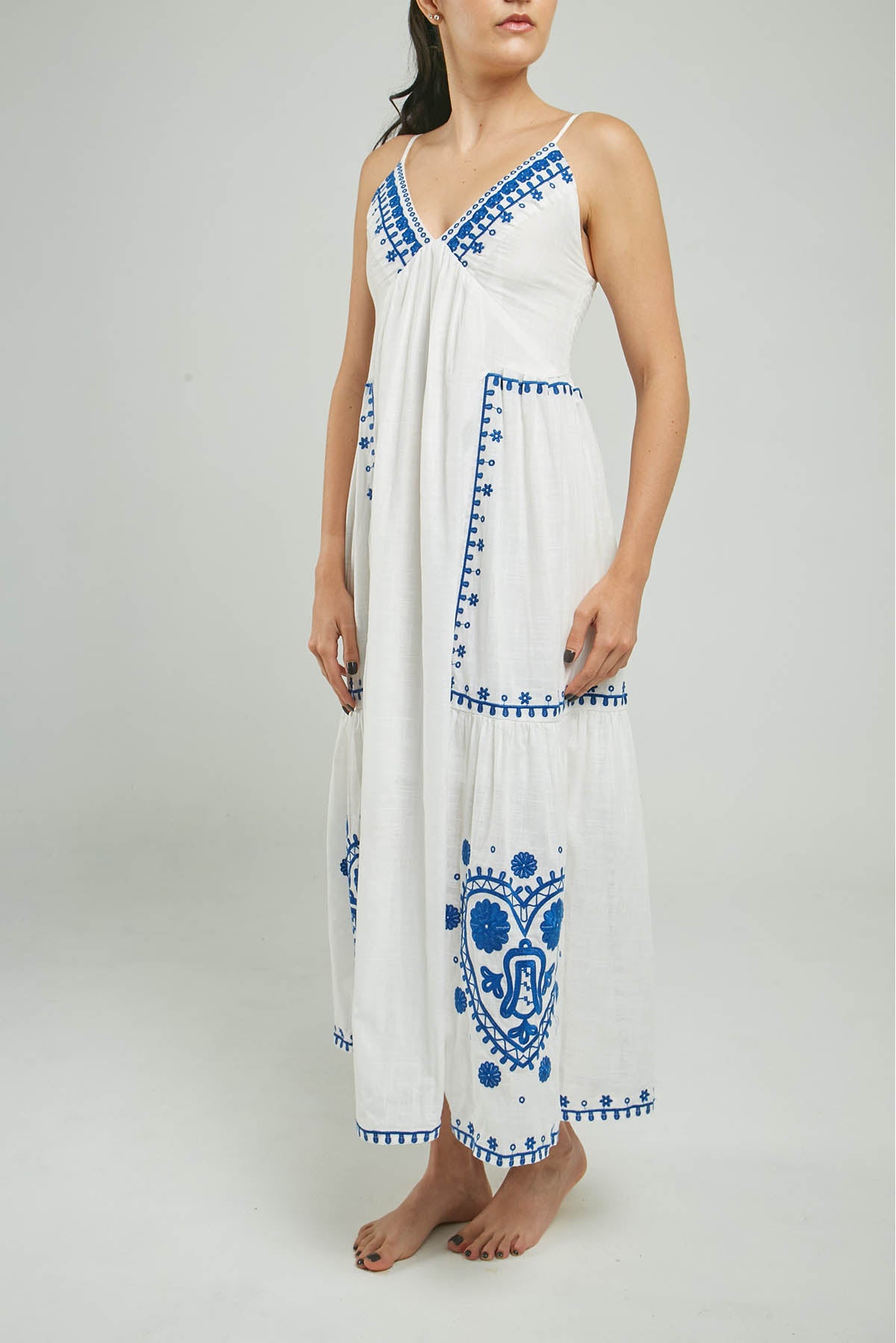 VESTIDO LARGO C/V BORDADO FLORES CORTE TIRAS