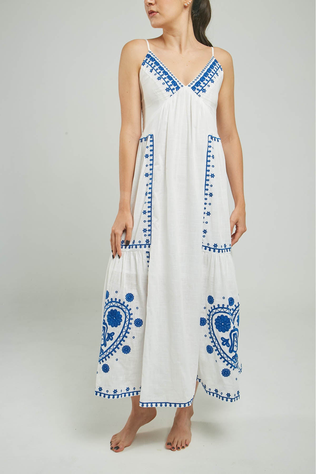 VESTIDO LARGO C/V BORDADO FLORES CORTE TIRAS