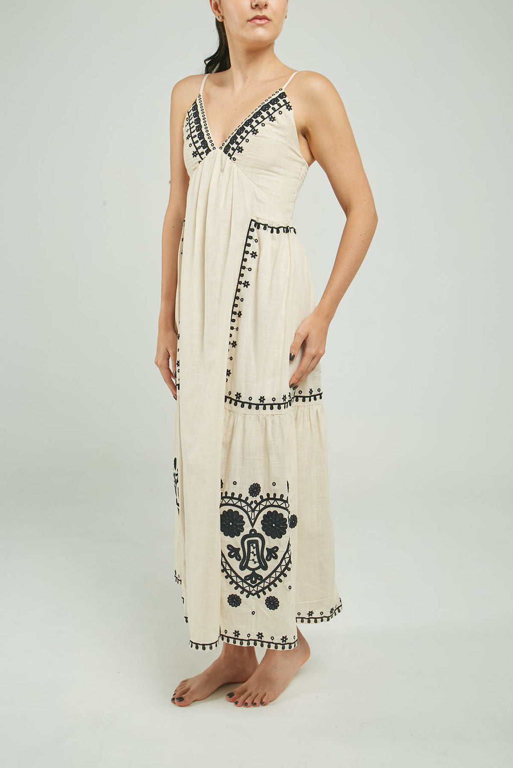 VESTIDO LARGO C/V BORDADO FLORES CORTE TIRAS