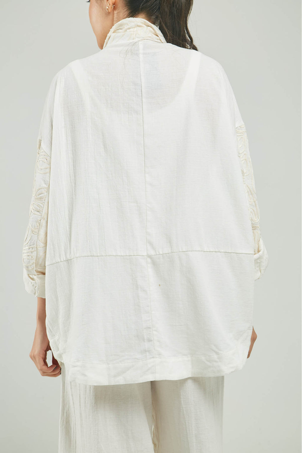 CHAQUETA UN BOTON BORDADO FLORES ADELANTE C/C ML