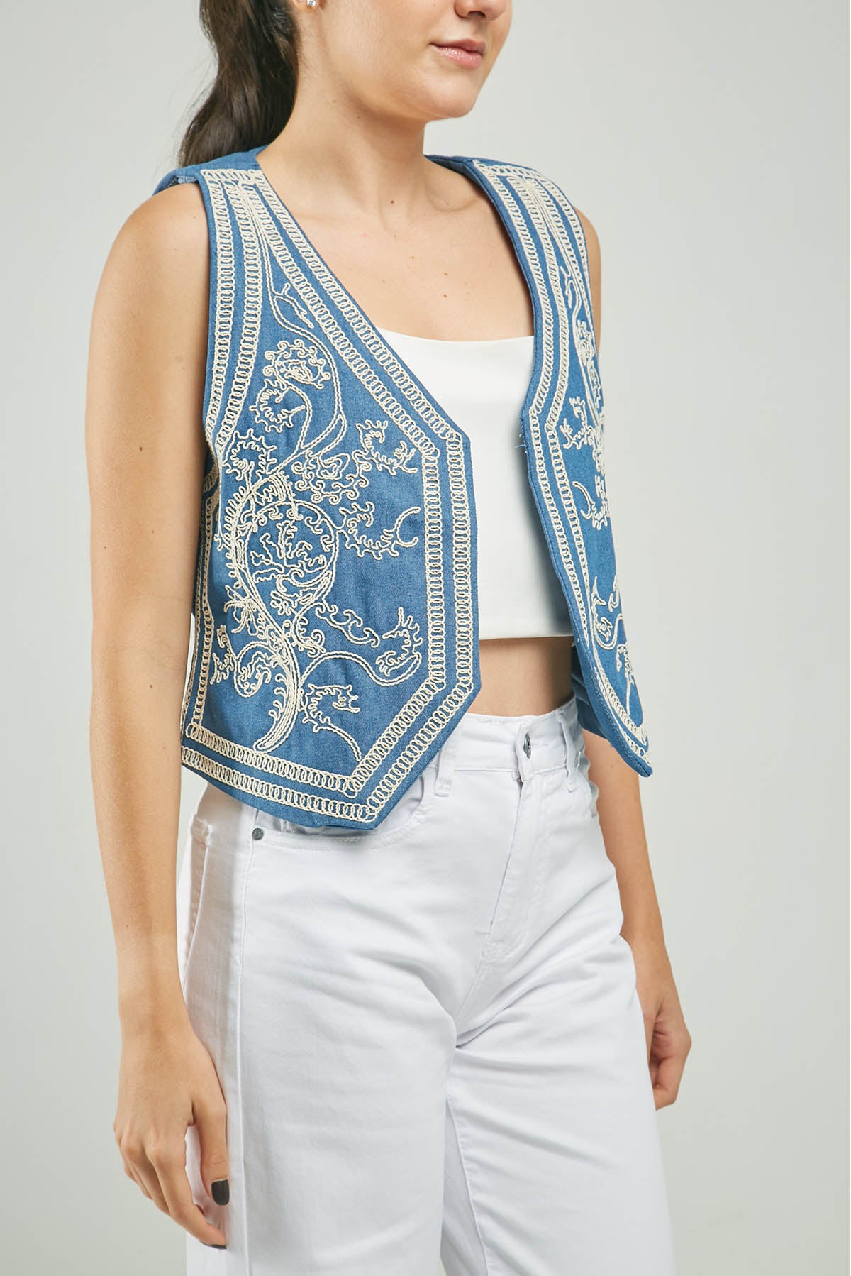 CHALECO JEAN BORDADO ARABESCO ADELANTE BEIGE MS