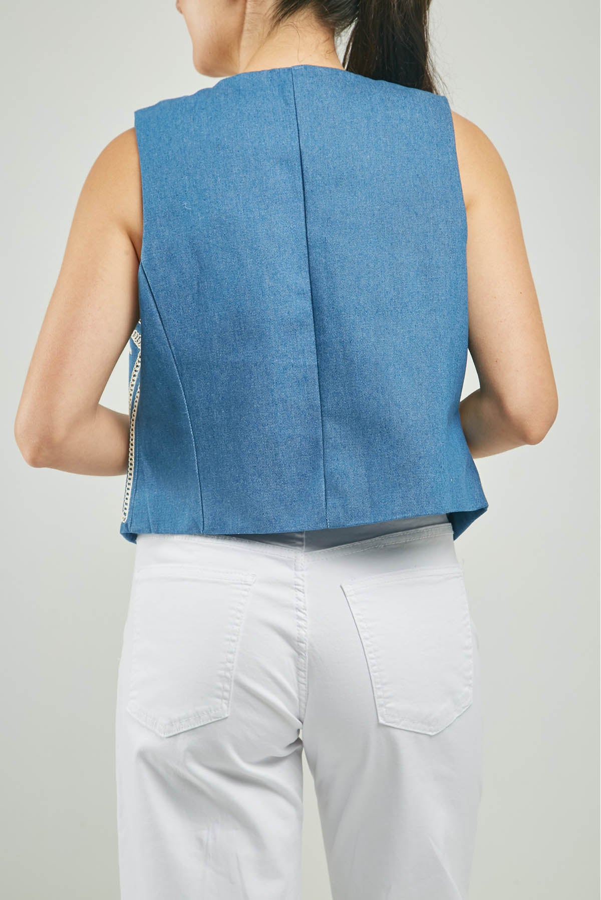 CHALECO JEAN BORDADO ARABESCO ADELANTE BEIGE MS