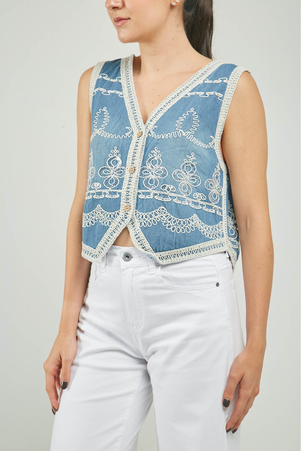 CHALECO JEAN BORDADO CROCHE LENTEJUELAS FLOR CV