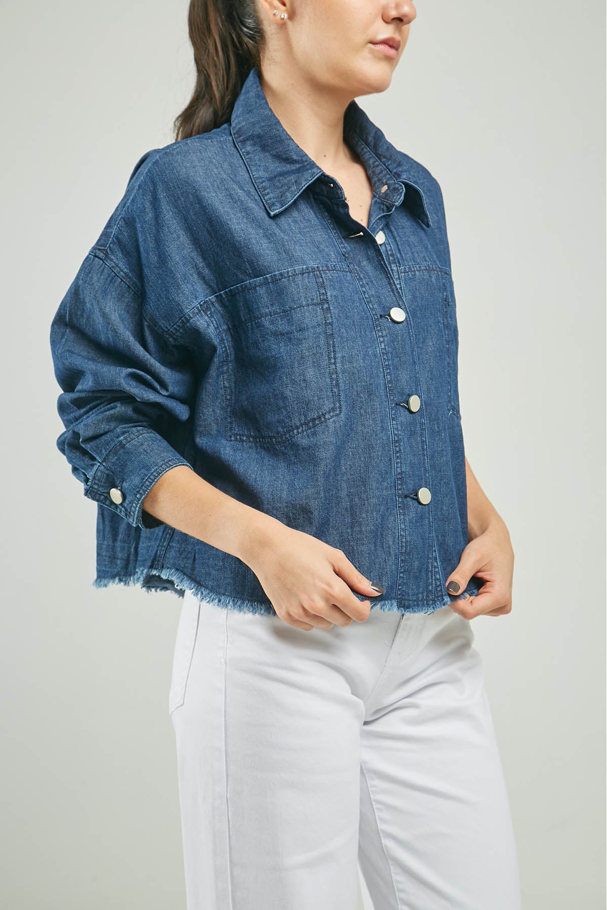 BLUSA JEAN ANCHA BOLSILLO RUEDO DEFLECADO  CUELLO CAMISERO ML