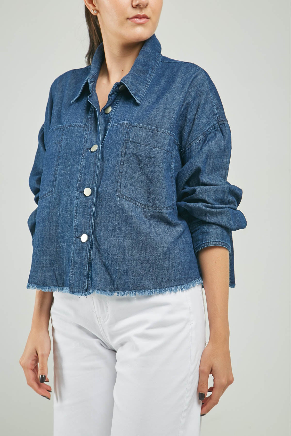 BLUSA JEAN ANCHA BOLSILLO RUEDO DEFLECADO  CUELLO CAMISERO ML