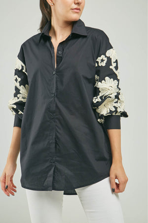BLUSA APLIQUES FLORES MANGAS CUELLO CAMISERO ML