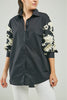 BLUSA APLIQUES FLORES MANGAS CUELLO CAMISERO ML