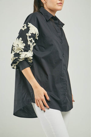 BLUSA APLIQUES FLORES MANGAS CUELLO CAMISERO ML
