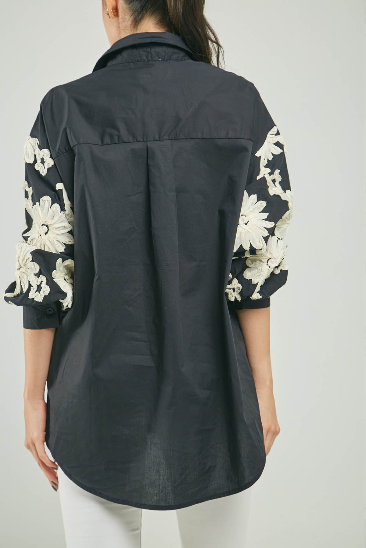 BLUSA APLIQUES FLORES MANGAS CUELLO CAMISERO ML