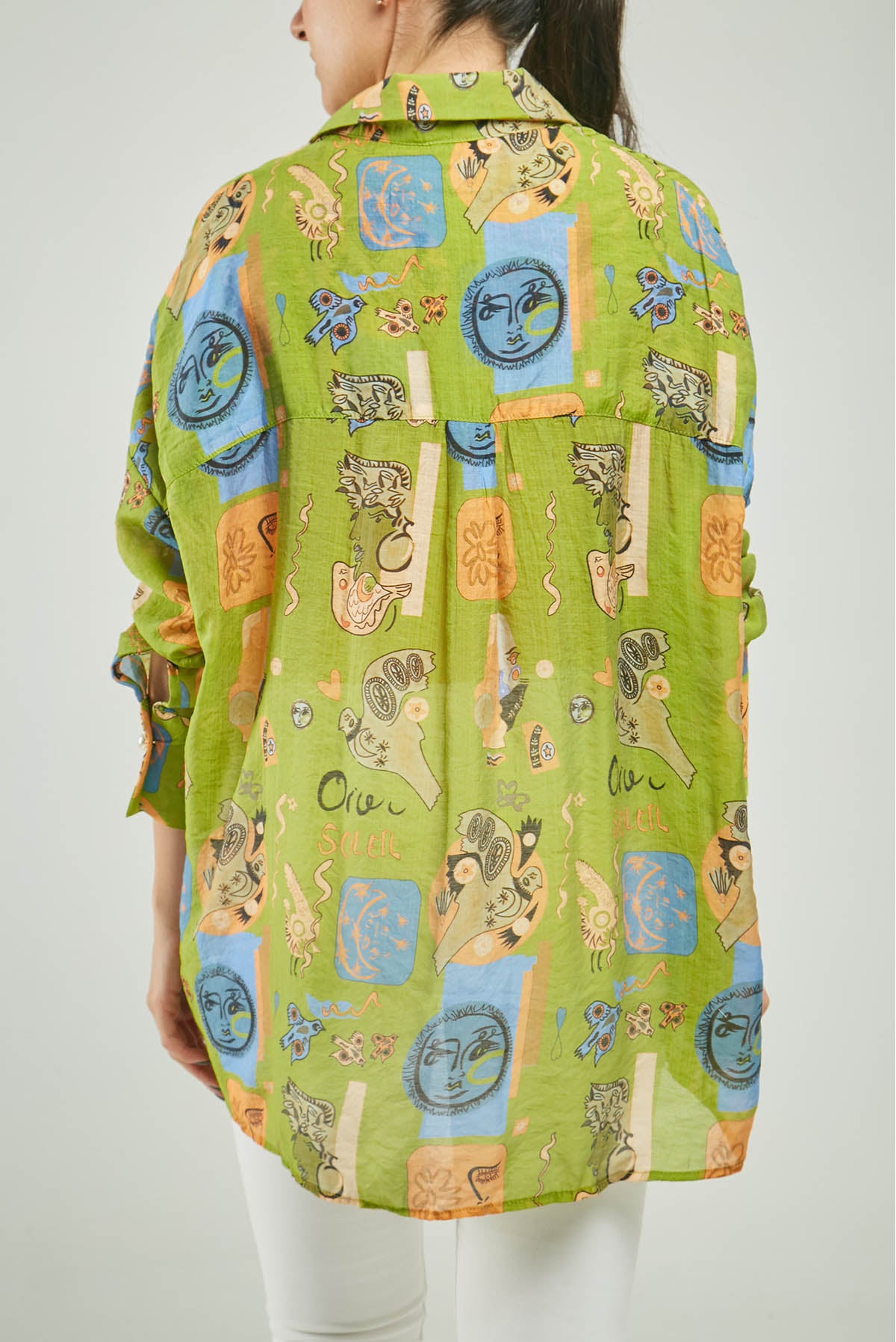 BLUSA ESTAMPADA FIGURAS PERILLA INTERRUMPIDA C/C M/L