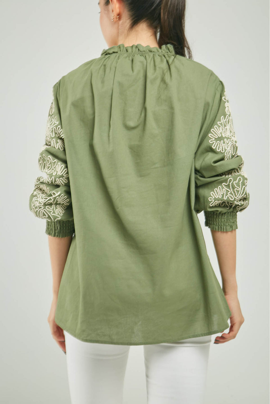 BLUSA BORDADA BEIGE MANGA CUELLO RUCHE MANGA LARGA