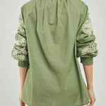 BLUSA BORDADA BEIGE MANGA CUELLO RUCHE MANGA LARGA